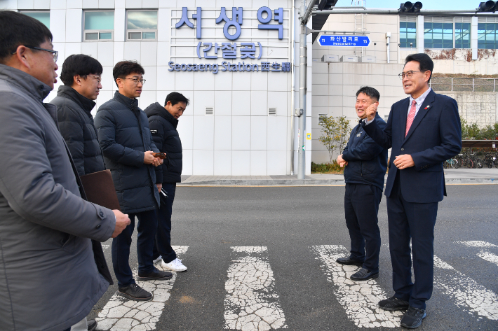 울산 울주군이 서생역에 '간절곶' 명칭을 함께 표기하는 역명부기 공식 사용을 시작한 가운데 이순걸 군수와 관계 공무원들이 11일 현장점검을 실시하고 있다. 울주군 제공