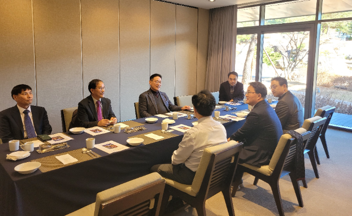 강릉크리스마스겨울축제 조직위원회(위원장 이상천 목사)가 지난 9일 심오섭 강원특별자치도의원 등과 함께 '강릉크리스마스 겨울축제 발전방안'에 대한 간담회를 가졌다. 조직위 제공