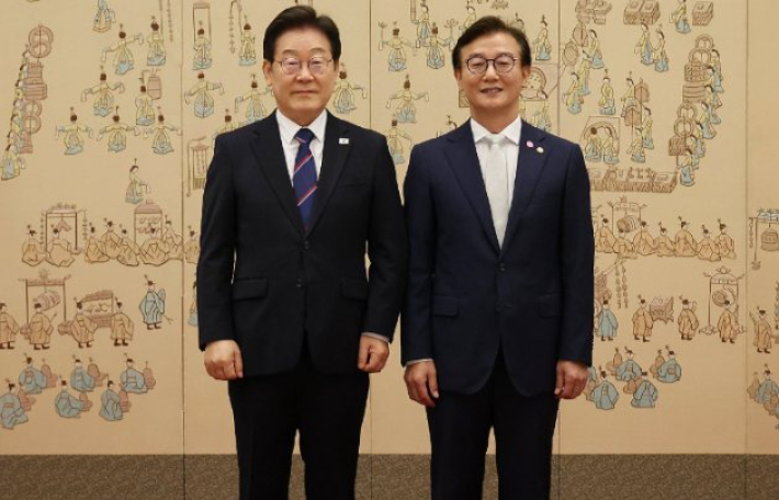 지난 7월 28일 용산 대통령실에서 임명장 수여 후 기념촬영하는 이재명 대통령과 전재수 해양수산부 장관. 연합뉴스