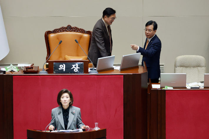 9일 국회 본회의에서 국민의힘 나경원 의원이 가맹사업거래의 공정화에 관한 법률 일부개정법률안에 대해 무제한 토론을 하는 가운데 나 의원의 토론 범위, 무선 마이크 사용 등으로 우원식 국회의장이 마이크를 끄도록 조치하자 국민의힘 송언석 원내대표가 이에 대해 항의하고 있다. 연합뉴스