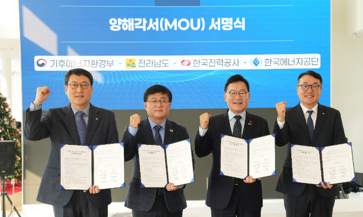 11일 해남 솔라시도에서 김성환 기후에너지환경부 장관, 전라남도 강위원 경제부지사, 한국전력공사 서철수 부사장, 한국에너지공단 이상훈 이사장과 함께 기후위기 대응 강화와 재생에너지 보급 가속화를 위한 업무협약(MOU)을 한 후 기념사진을 찍고 있다. 전라남도 제공