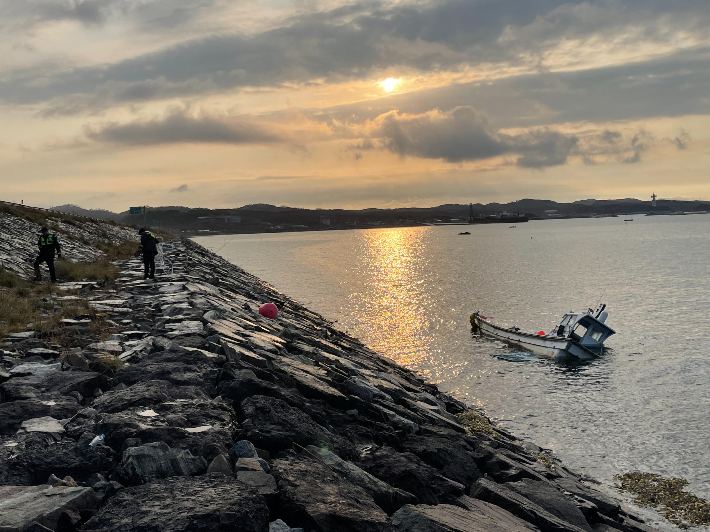 침몰된 어선. 보령해양경찰서 제공