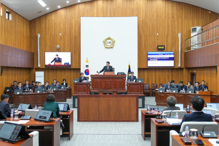 이동협 경주시의회 의장이 제294회 경주시의회 제2차 정례회 제2차 본회의를 주재하고 있다. 경주시의회 제공