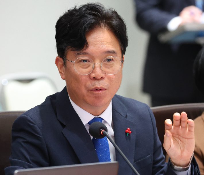 김영훈 노동부 장관이 9일 서울 용산 대통령실에서 진행된 국무회의에서 이재명 대통령의 질문에 답하고 있다. 연합뉴스