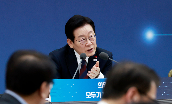 이재명 대통령이 11일 세종시 정부세종컨벤션센터에서 열린 '희망찬 농업·농촌, 모두가 행복하게 일하는 나라' 농림축산식품부(농촌진흥청·산림청)-고용노동부 업무보고에서 발언하고 있다. 연합뉴스