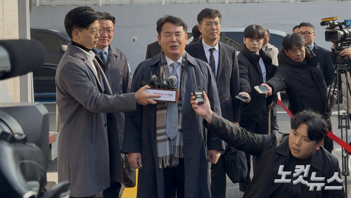 이정선 광주시교육감이 11일 오전 광주지방법원에서 열린 구속 전 피의자 심문에 참석하기 위해 출석하며 "억을하다"라는 입장을 밝히고 있다. 김한영 기자