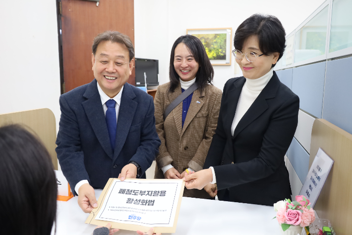 더불어민주당 임미애 의원과 한영태 경주시지역위원회 위원장이 '폐철도부지 활성화법' 제정안을 국회 사무처에 제출하고 있다. 민주당 제공