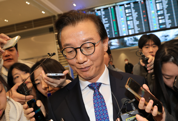 전재수 해양수산부 장관이 11일 '유엔해양총회' 유치 활동을 마치고 귀국해 취재진 질문을 받으며 이동하고 있다. 전재수 장관은 이날 사의를 표명했다. 연합뉴스