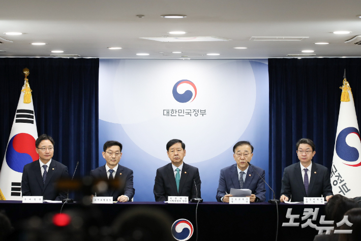 임광현 국세청장, 윤창열 국무조정실장, 구윤철 경제부총리 겸 기획재정부 장관, 김윤덕 국토교통부 장관, 이억원 금융위원회 위원장(왼쪽부터)이 '10.15 주택시장 안정화대책'을 발표하고 있다. 국토교통부 제공