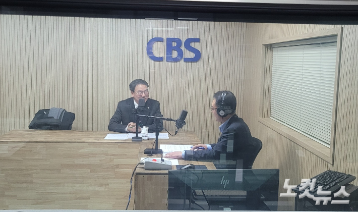 왼쪽부터 박완희 청주시의원, 김종현 앵커. 충북CBS