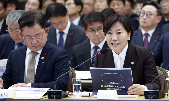 송미령 농림축산식품부 장관이 11일 세종시 정부세종컨벤션센터에서 열린 농림축산식품부(농촌진흥청·산림청)-고용노동부 업무보고에서 부처 업무보고를 하고 있다. 연합뉴스