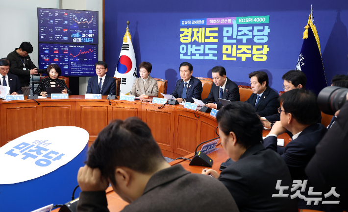 더불어민주당 정청래 대표가 8일 오전 국회에서 열린 최고위원회의에 참석해 모두발언 하고 있다. 황진환 기자