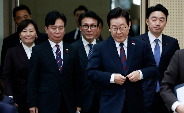 이재명 대통령이 11일 세종시 정부세종컨벤션센터에서 열린 '희망찬 농업·농촌, 모두가 행복하게 일하는 나라' 농림축산식품부(농촌진흥청·산림청)-고용노동부 업무보고에 입장하고 있다. 연합뉴스