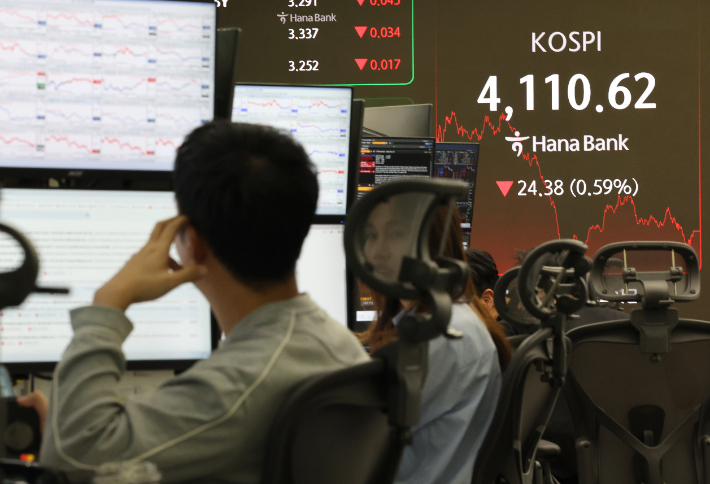 코스피가 장중 하락 전환해 4110대로 거래를 마감한 11일 서울 중구 하나은행 딜링룸에서 딜러들이 모니터를 바라보고 있다. 연합뉴스