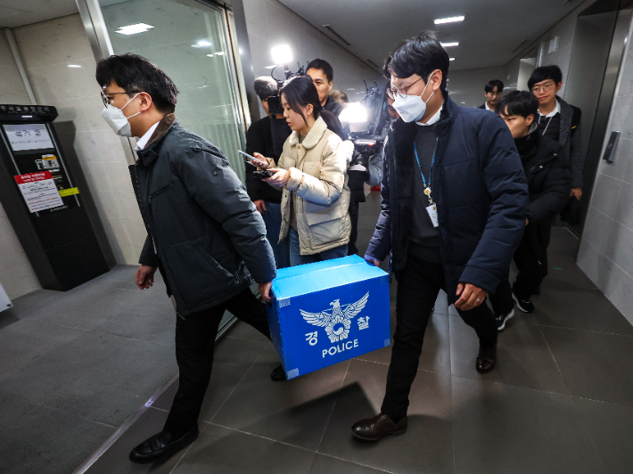 9일 오후 압수수색이 진행중인 송파구 쿠팡 본사에서 경찰 관계자들이 상자를 들고 나서고 있다. 연합뉴스