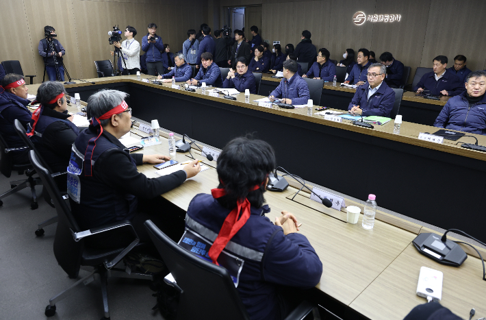 서울교통공사 노사가 11일 서울 성동구 서울교통공사 본사에서 열린 서울지하철 노사 임금교섭 본회의에 참석해 있다. 연합뉴스