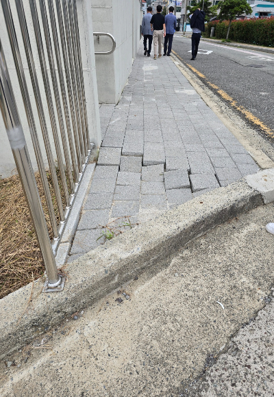 보도블럭 꺼짐 현장. 서명일 의원 제공 