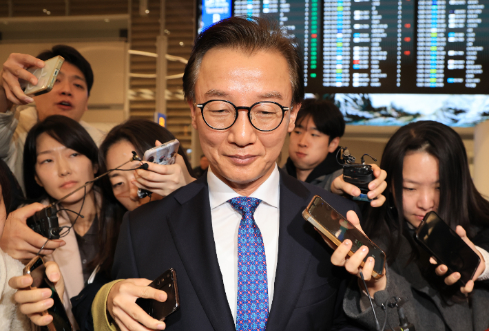 전재수 해양수산부 장관이 11일 '유엔해양총회' 유치 활동을 마치고 귀국해 취재진 질문을 받으며 이동하고 있다. 전재수 장관은 이날 사의를 표명했다. 연합뉴스