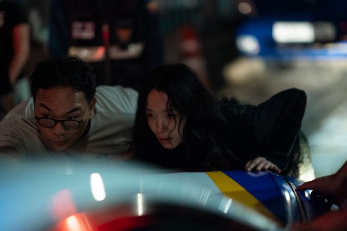 이정효 감독(왼쪽)은 스릴러 장르의 특성상 소리에도 공을 들였다고 밝혔다. 그는 "5.1채널 서라운드 믹싱을 통해 효과음을 넣었다"며 "지나가는 차 소리와 고양이가 차에 뛰어 올라왔을 때 소리가 달랐을 것"이라고 밝혔다. 넷플릭스 제공