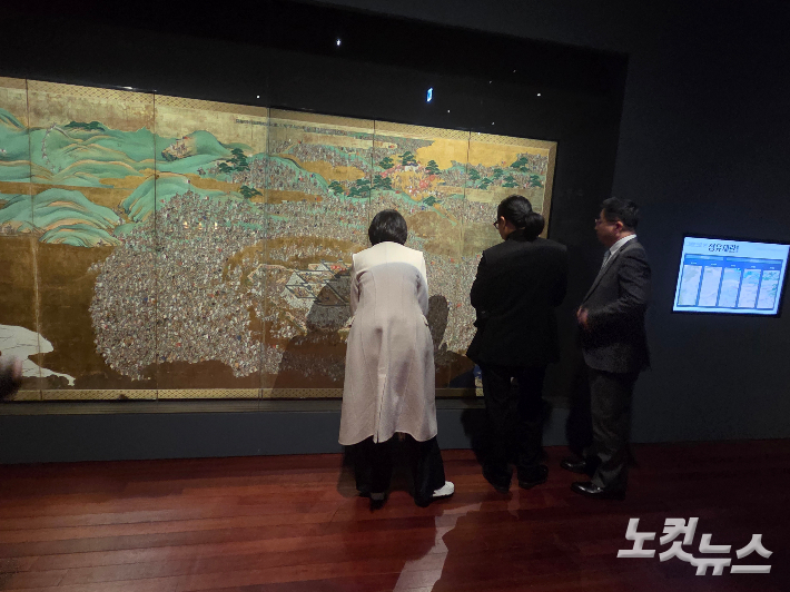 관람객들이 일본 다이묘(봉건 영주) 나베시마 나오시게 가문이 소장해온 금채 '울산왜성전투도' 병풍을 살펴보고 있다. 곽인숙 기자 