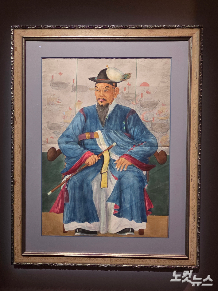 영국 스코틀랜드 출신 화가 엘리자베스 키스가 그린 이순신으로 추정되는 조선 후기 무관의 초상화. 배경에 '수군조련도' 병풍이 있다. 엘리자베스 키스는 1919년 3월과 1939년 우리나라를 방문했다. 곽인숙 기자