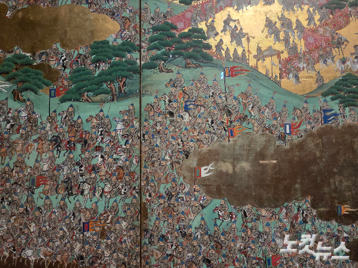 일본 다이묘(봉건 영주) 나베시마 나오시게 가문이 소장해온 금채 '울산왜성전투도' 병풍의 일부분. 곽인숙 기자 