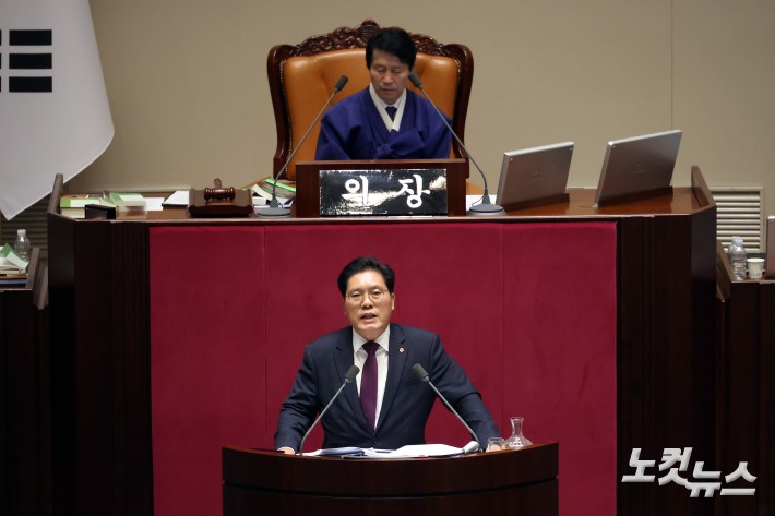 국민의힘 송석준 의원이 12일 오전 서울 여의도 국회에서 열린 제430회국회(임시회) 제1차 본회의에서 형사소송법 일부개정법률안에 대한 무제한 토론을 하고 있다.