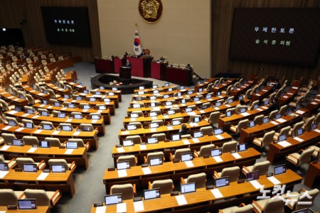 국민의힘 송석준 의원이 12일 오전 서울 여의도 국회에서 열린 제430회국회(임시회) 제1차 본회의에서 형사소송법 일부개정법률안에 대한 무제한 토론을 하고 있다.