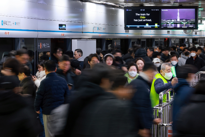 서울 지하철 1~8호선을 운영하는 서울교통공사 노사 간 임금·단체협약 협상이 12일 오전 타결됐다. 이에 따라 노조는 파업 계획을 철회했다. 연합뉴스