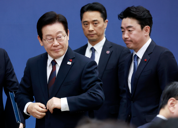 이재명 대통령이 11일 세종시 정부세종컨벤션센터에서 열린 농림축산식품부(농촌진흥청·산림청)-고용노동부 업무보고를 마친 뒤 행사장을 나서고 있다. 연합뉴스