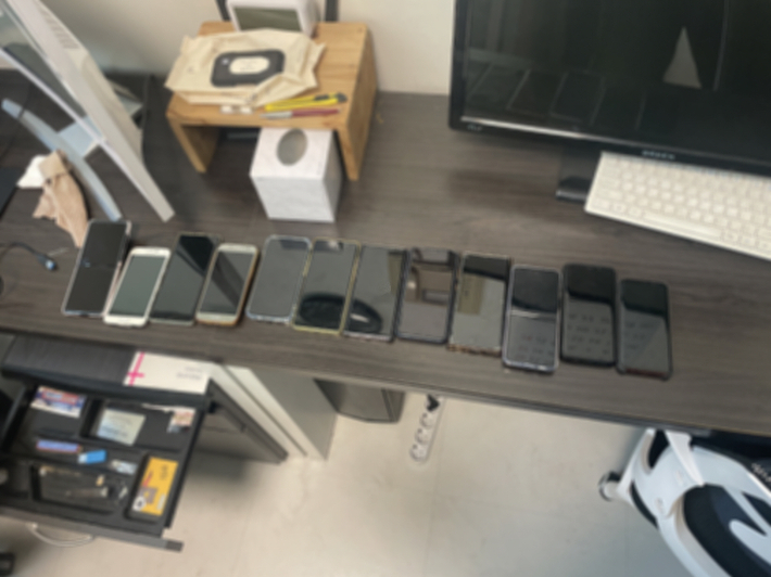 악성 애플리케이션 판매 피의자 사무실에서 압수한 휴대전화. 부산경찰청 제공