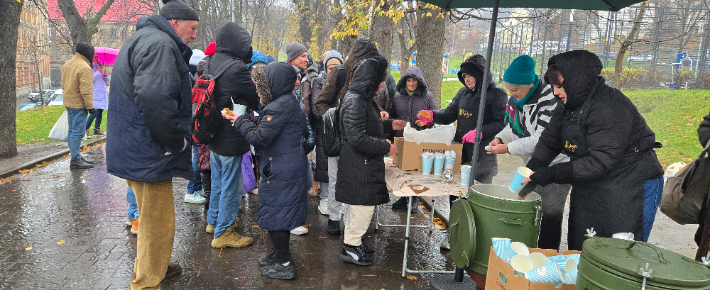 우크라이나 도심에서 거리의 노숙자들에게 무료 급식 사역을 하고 있다. 이창배 선교사 제공