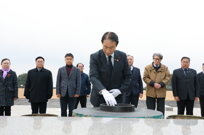 권오을 국가보훈부 장관이 11일 제주4.3평화공원을 찾아 참배하고 4.3당시 강경진압을 주도한 박진경 대령이 국가유공자로 등록된데 대해 사과했다. 이인 기자 