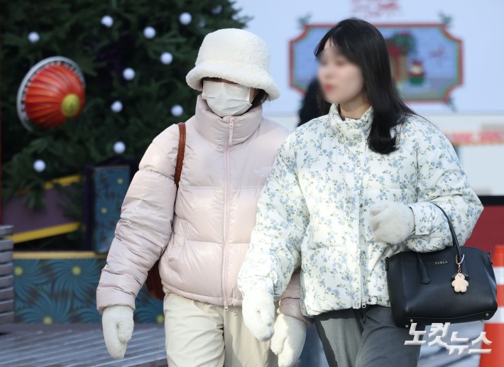 아침 기온이 하루 새 10도 이상 떨어지며 한파주의보가 내려진 12일 오전 서울 종로구 광화문광장에 두꺼운 옷을 입은 시민들이 발걸음을 재촉하고 있다.