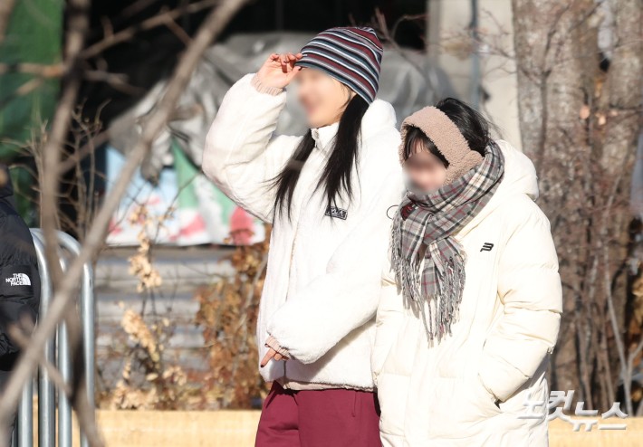 아침 기온이 하루 새 10도 이상 떨어지며 한파주의보가 내려진 12일 오전 서울 종로구 광화문광장에 두꺼운 옷을 입은 시민들이 발걸음을 재촉하고 있다.