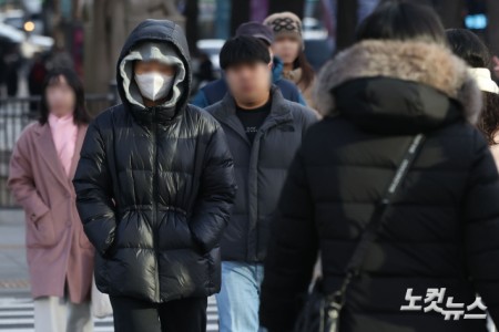 아침 기온이 하루 새 10도 이상 떨어지며 한파주의보가 내려진 12일 오전 서울 종로구 광화문네거리에 두꺼운 옷을 입은 시민들이 발걸음을 재촉하고 있다.