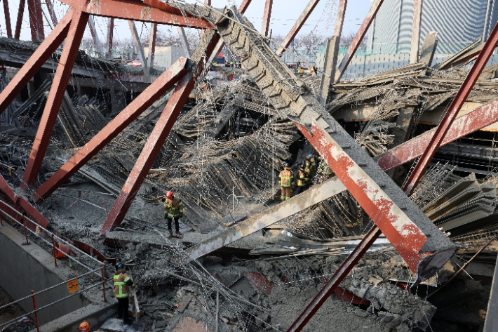 11일 오후 광주 서구 치평동 광주대표도서관 건립공사장에서 붕괴 사고가 발생해 소방대원들이 매몰자 구조 작업을 벌이고 있다. 연합뉴스