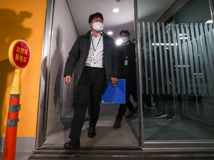 9일 서울 송파구 쿠팡 본사에서 압수수색을 마친 경찰 관계자들이 상자를 들고 이동하고 있다. 연합뉴스