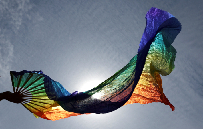 무지개 깃발. 무지개 깃발은 1978년 길버트 베이커가 성소수자의 자긍심과 다양성을 상징하기 위해 디자인한 프라이드 플래그다. 연합뉴스