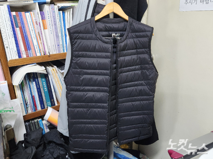 부산 강서구가 재난관리기금 5천여 만원을 들여 전 직원에게 지급한 경량 패딩 조끼가 강서구청 사무실 내부에 걸려있다. 정혜린 기자