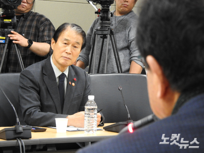 권오을 국가보훈부 장관이 11일 제주4.3평화공원에서 유족들을 만나 4.3당시 강경진압을 주도한 박진경 대령이 국가유공자로 등록된데 대해 사과했다. 이인 기자 