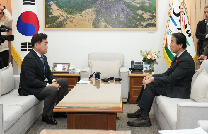 권오을 국가보훈부장관이 11일 제주도청에서 오영훈 지사를 만나 대화하고 있다. 제주도 제공