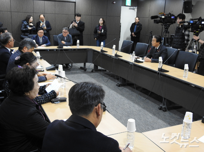 권오을 국가보훈부 장관이 11일 4.3평화공원에서 4.3유족들을 만나 대화하고 있다. 이인 기자 