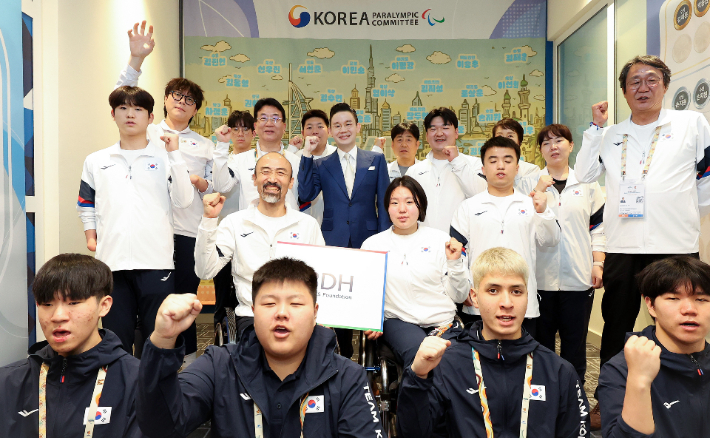 아랍에미리트 두바이 현지 대한민국 상황실에서 진행된 격려금 전달식 단체기념촬영을 하고 있다. 대한장애인체육회 제공