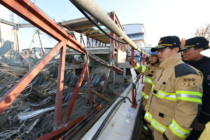 김승룡 소방청장 직무대행이 12일 광주대표도서관 신축 공사장 붕괴 사고 현장을 살펴보고 있다. 소방청 제공