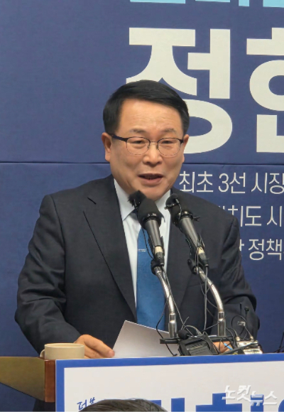 정헌율 익산시장이 12일 전북도의회에서 기자회견을 열고 전북도지사 출마를 선언하고 있다. 최명국 기자