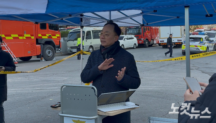 최명기 대한민국산업현장교수단 교수가 12일 광주 서구 광주 도서관 신축 현장 붕괴사고 현장을 찾아 붕괴 원인에 대해 설명하고 있다. 김한영 기자