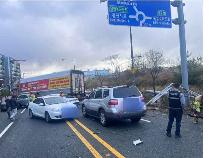 12일 오전 9시 1분쯤 울산 중구 서동로터리 인근에서 3.5t 윙바디 화물차가 신호대기 중이던 승용차 등 차량 11대를 들이받았다. 울산소방본부 제공