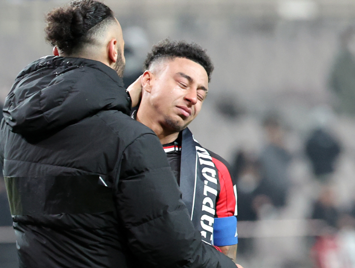 야잔과 포옹하는 린가드. 연합뉴스