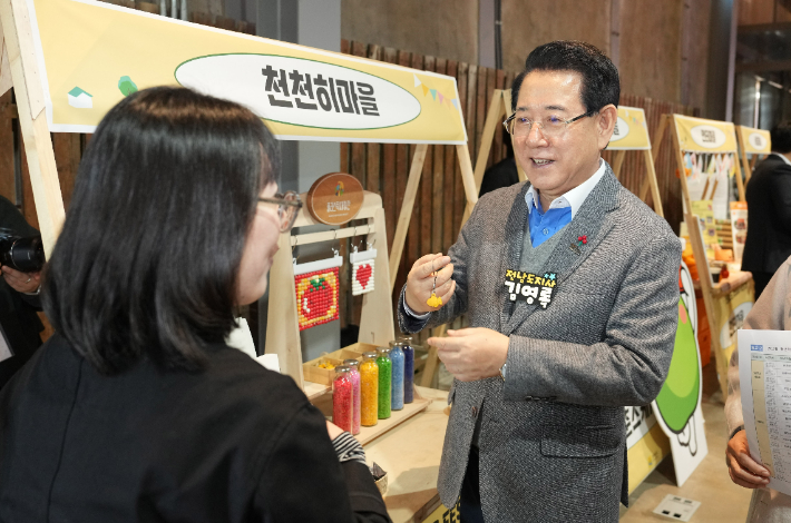 김영록 전라남도지사가 12일 목포 해관1897에서 열린 전남 청년마을 FESTA 행사에서 청년들의 질문에 답변을 하고 있다. 전라남도 제공